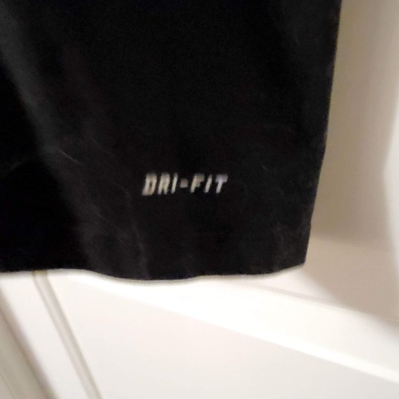 *Free add-on with purchase* Nike active black tank-top - Picture 3 of 9